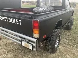 Chevy LUV 1980 modificado visto de frente con neumáticos todo terreno