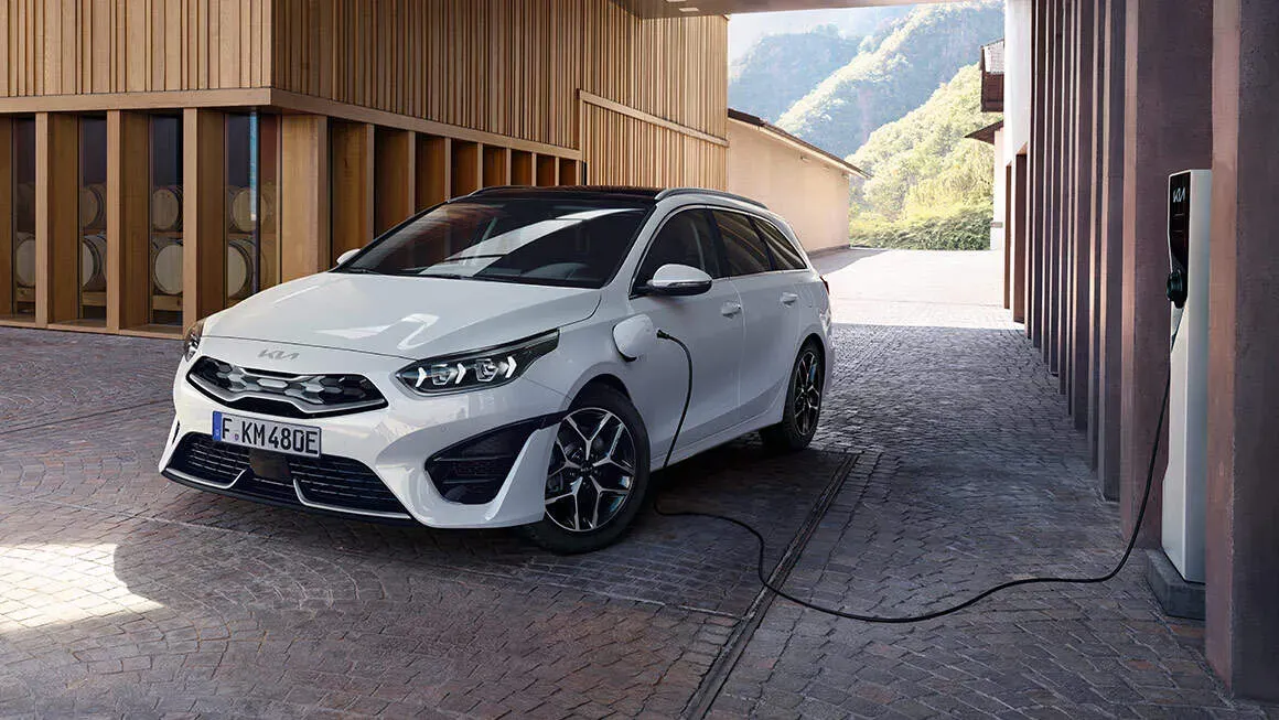 Kia Ceed Tourer PHEV cargando en un punto público