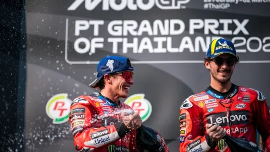 Marc márquez compitiendo con pecco bagnaia