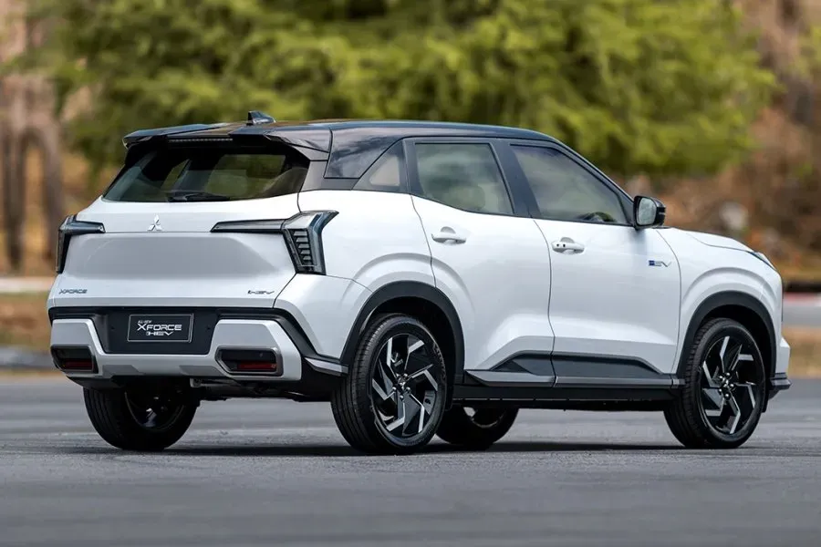Mitsubishi XForce HEV 2025 vista trasera