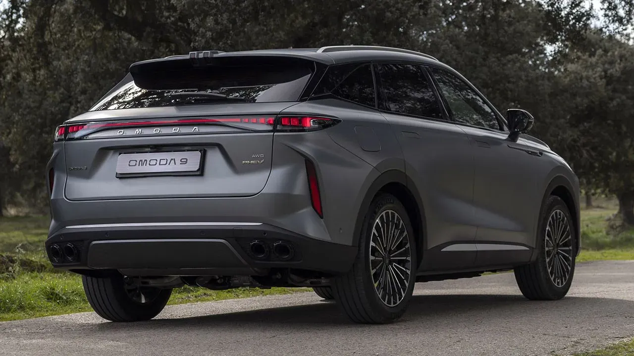 Omoda 9 circulando en entorno urbano