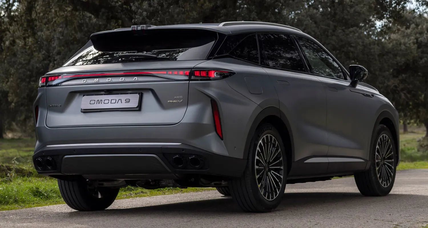 Vista frontal del Omoda 9 SHS en color blanco