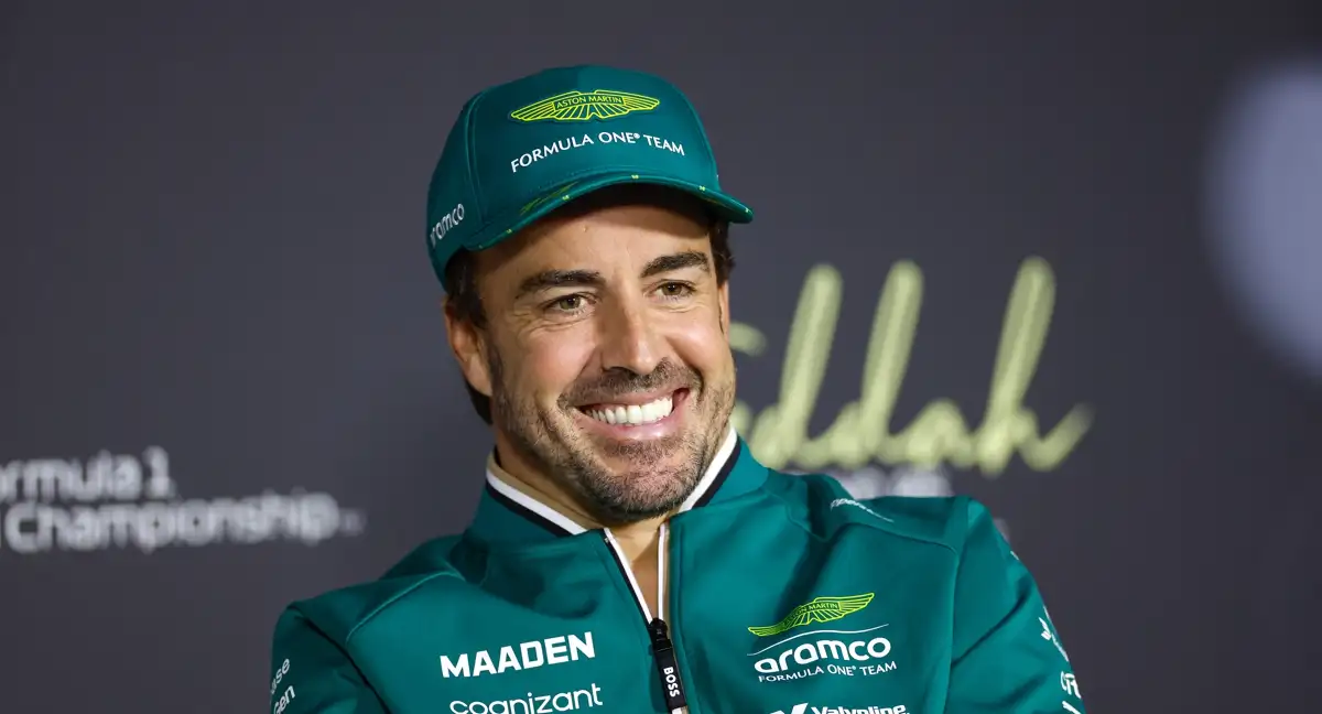 Fernando Alonso, piloto de Aston Martin F1 Team, en boxes