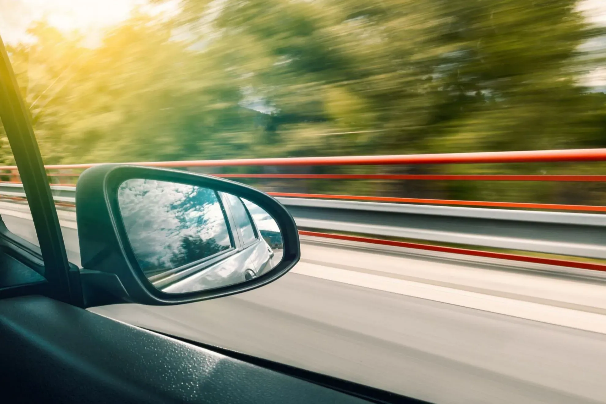 Hombre revisando un espejo retrovisor roto tras un incidente