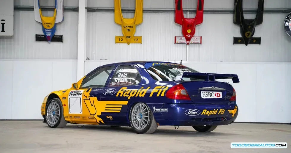 Ford Mondeo BTCC compitiendo en el circuito