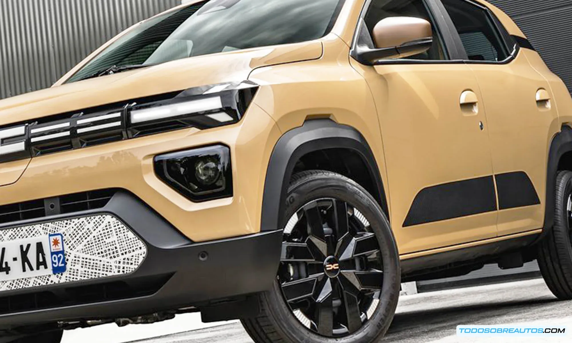 SUV eléctico moderno en carretera