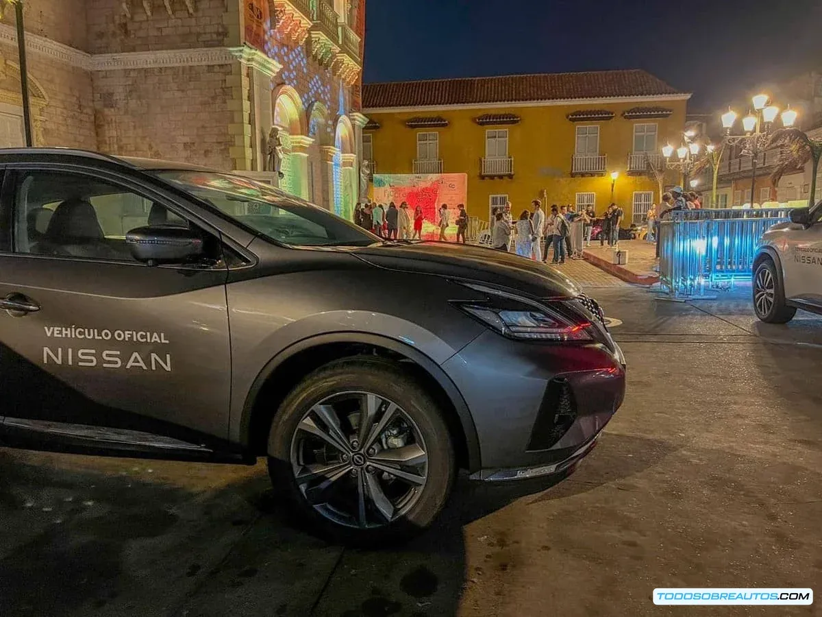 Fotografía de vehículos Nissan en el Festival de Cine de Cartagena, mostrando la flota oficial del evento.