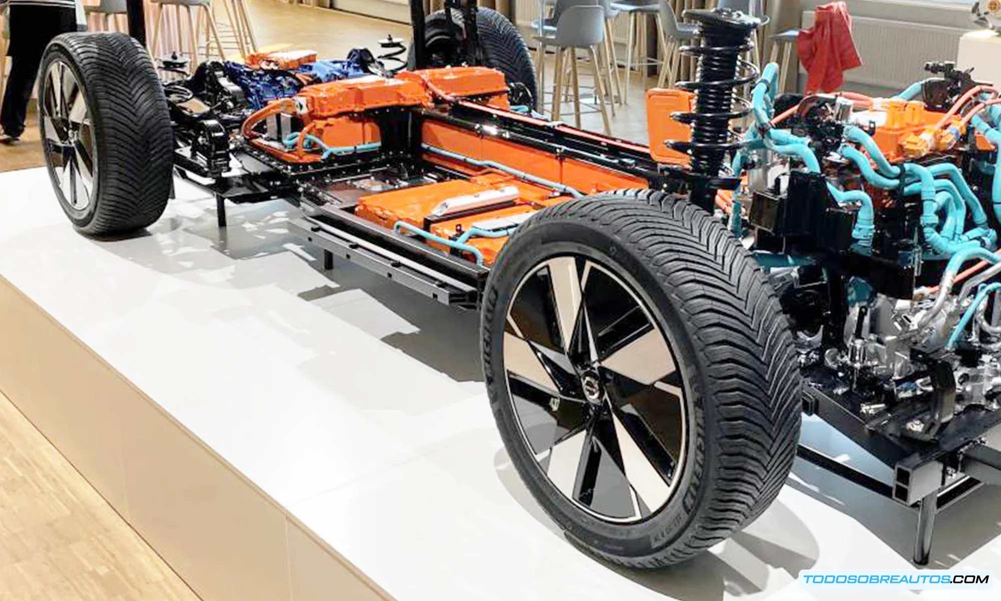 Imagen de diferentes tipos de vehículos híbridos y eléctricos, mostrando la variedad de opciones disponibles en el mercado.