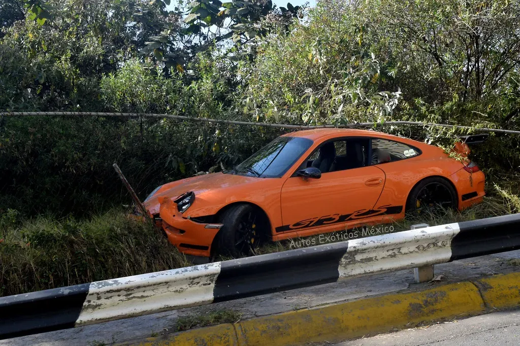 Porsche 911 GT3 RS visto desde un lateral, mostrando sus líneas deportivas