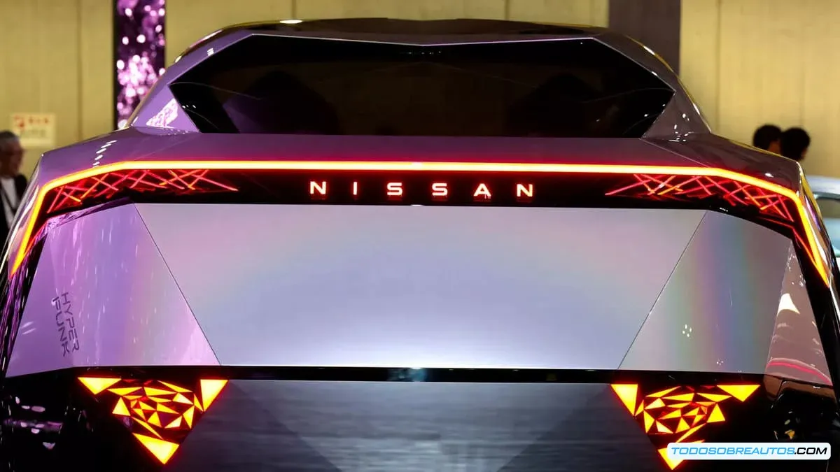 Imagen de un sedán eléctrico Nissan, posiblemente un Altima o Maxima eléctrico, representando los modelos cancelados.