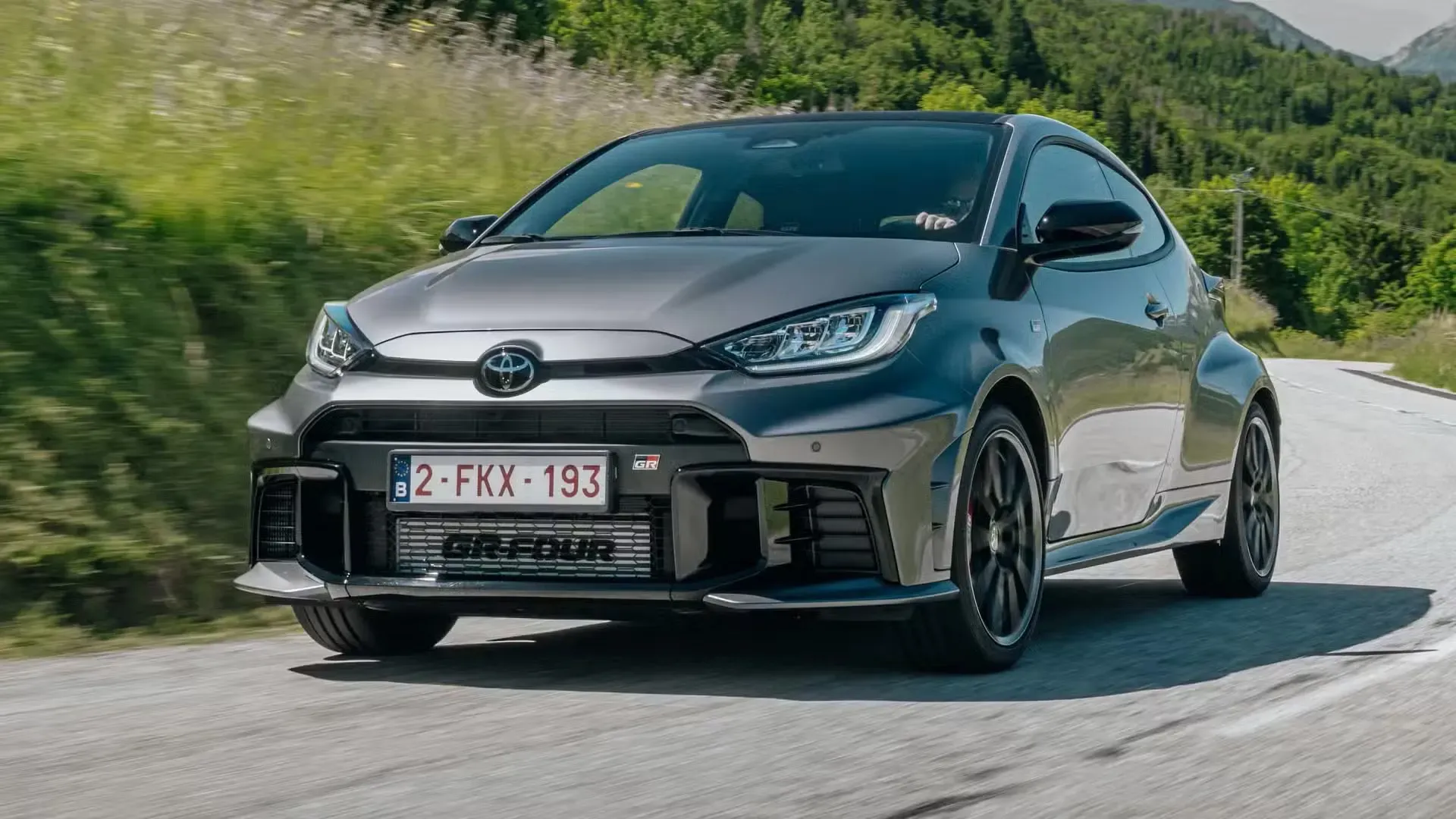 Vista trasera del Toyota GR Yaris 2025 con paquete aerodinámico