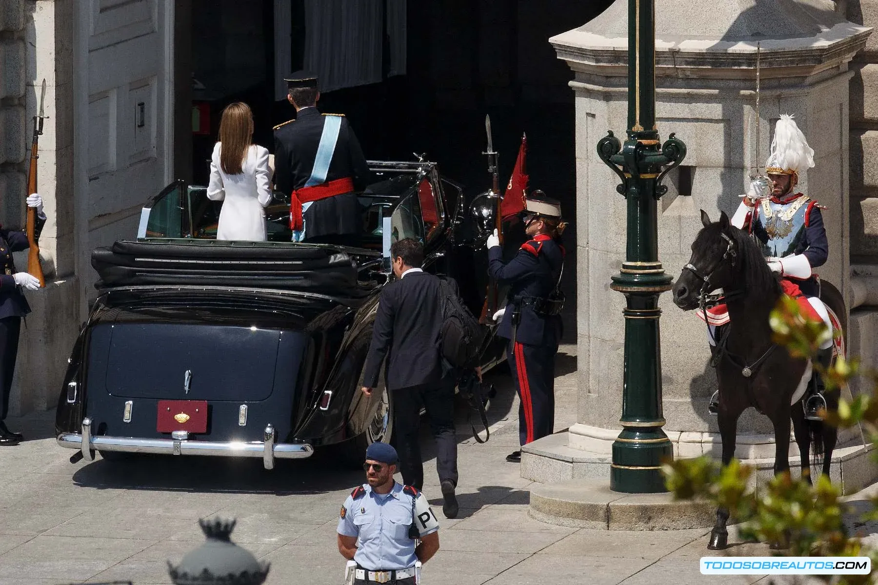 Imagen de un coche clásico español con su matrícula antigua, ilustrando los orígenes de la matriculación vehicular en España.