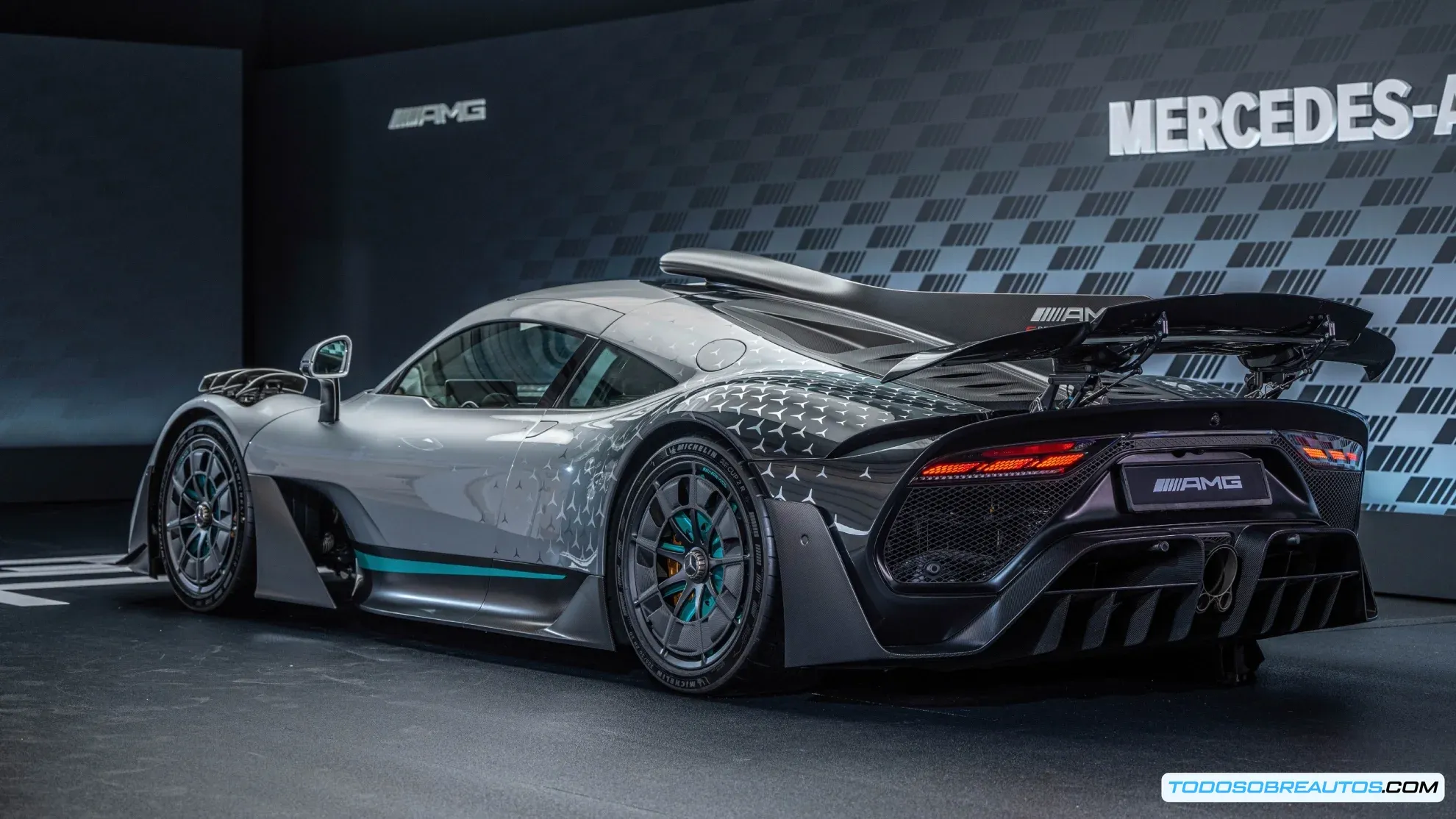 Detalle de la pintura especial del Mercedes-AMG GT Black Series P One Edition, mostrando las estrellas de tres puntas y detalles en verde.
