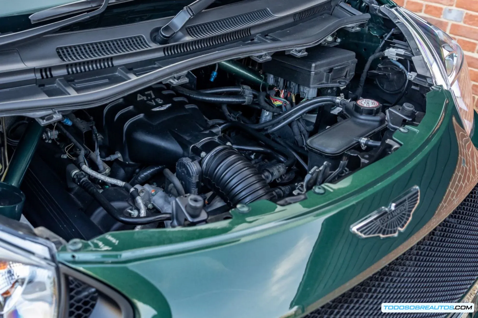 Imagen del Aston Martin Cygnet original, mostrando su diseño compacto.