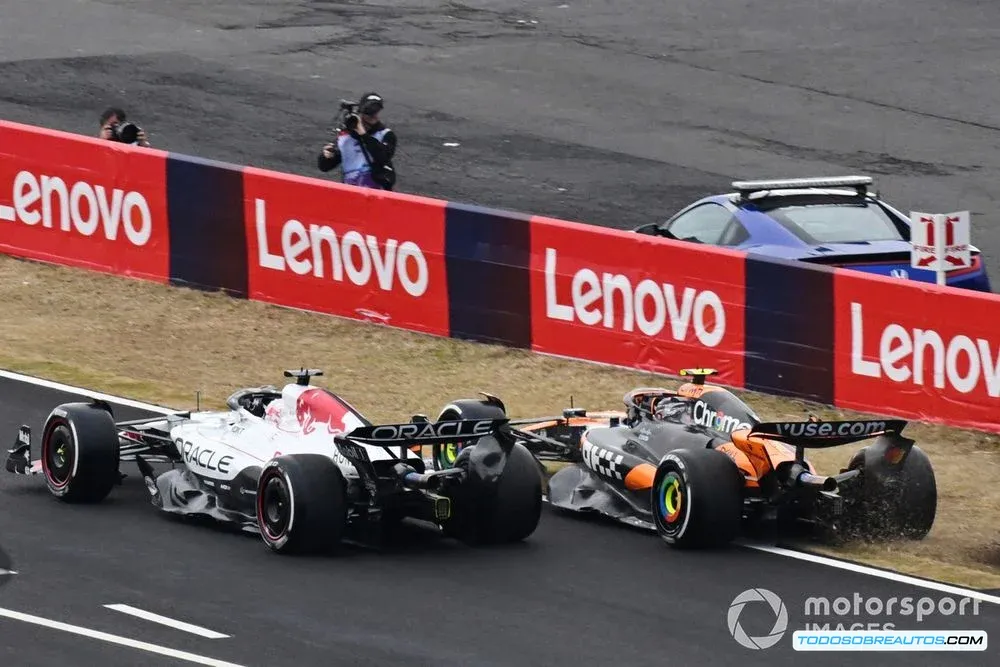 Lando Norris y Max Verstappen compitiendo en el GP de Japón 2025.