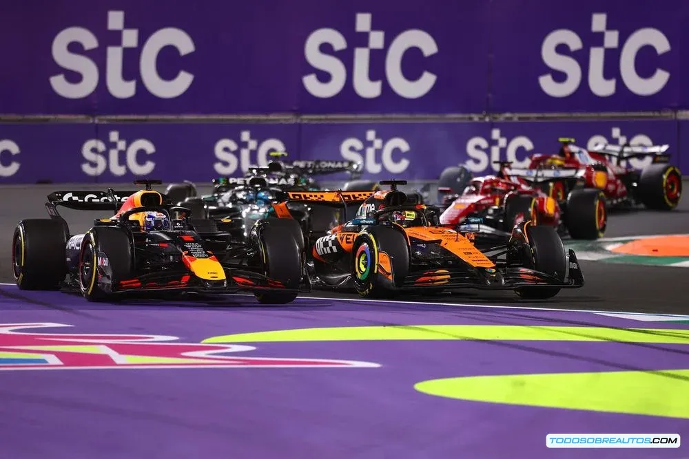 Imagen que representa la curva 2 del circuito de Arabia Saudí o una imagen de Max Verstappen con una expresión seria.