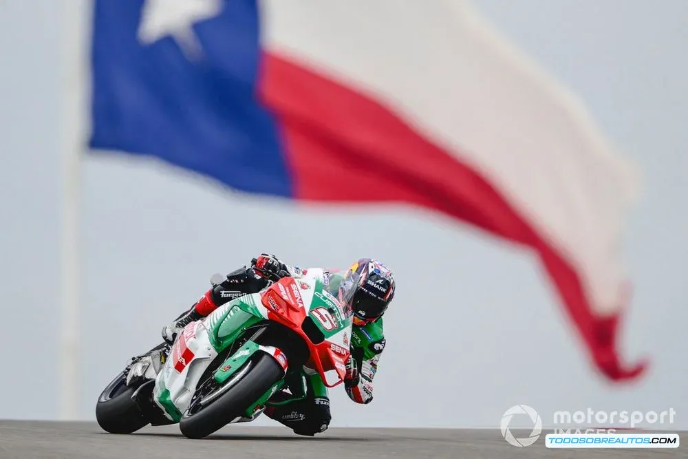 Johann Zarco compitiendo en una carrera de MotoGP.