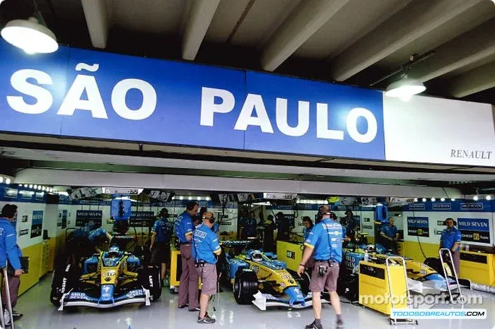 Vista general del Autódromo José Carlos Pace (Interlagos) durante el GP de Brasil 2003 bajo la lluvia.
