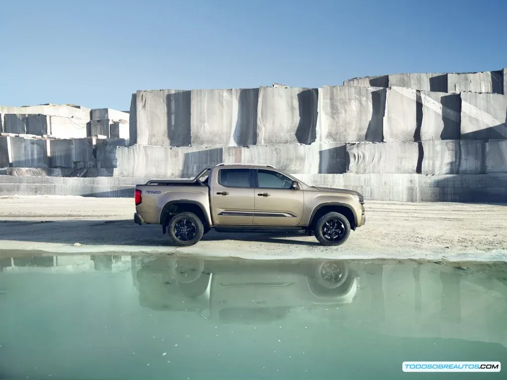Vista frontal o de perfil de la Volkswagen Amarok Panamericana 2025, destacando sus detalles de diseño.