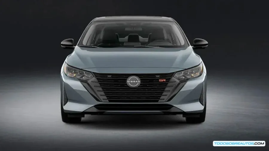 Vista lateral del Nissan Sentra Midnight Edition 2025, mostrando los rines de 18 pulgadas y los faldones laterales.