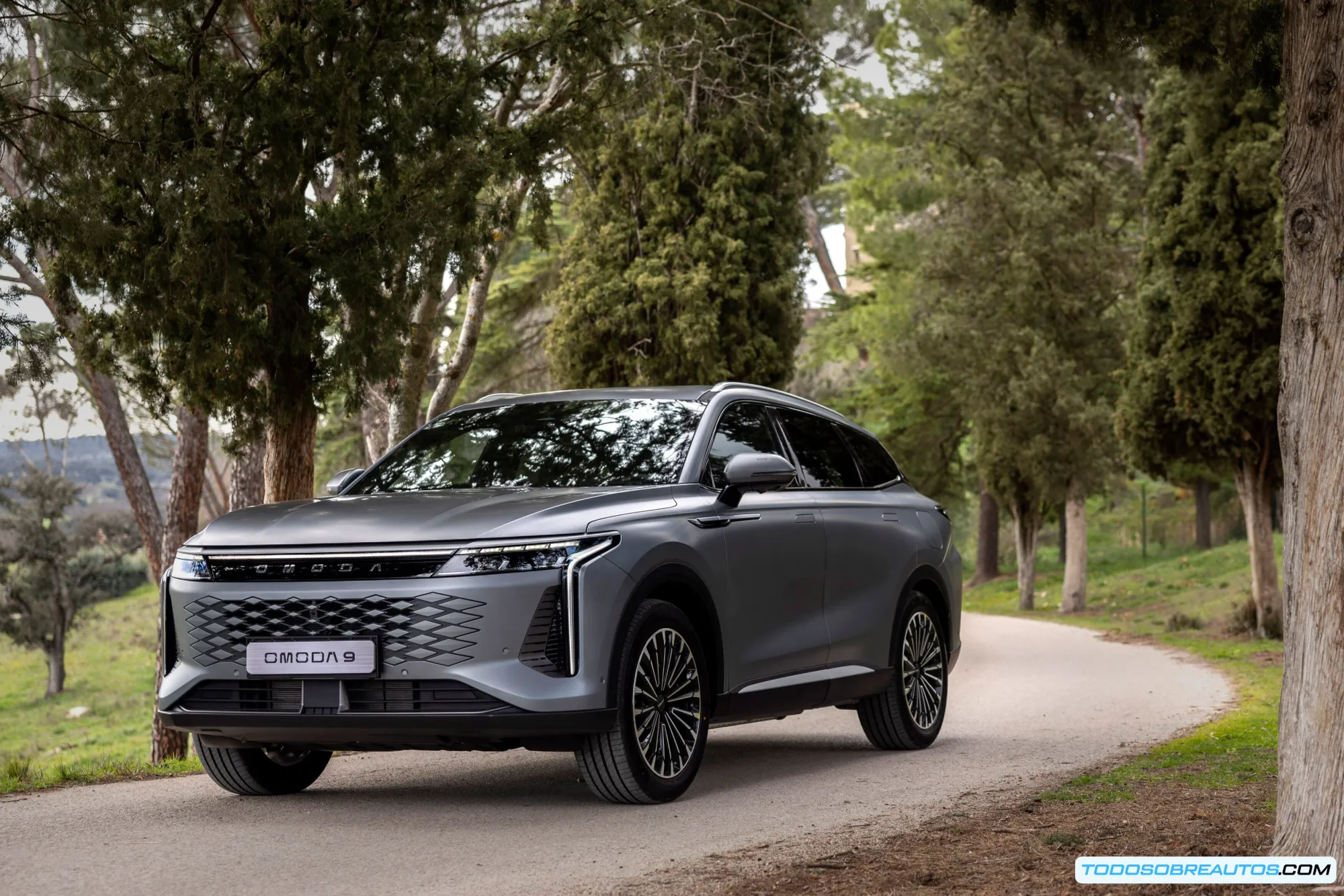 Línea de montaje moderna en una planta automotriz española