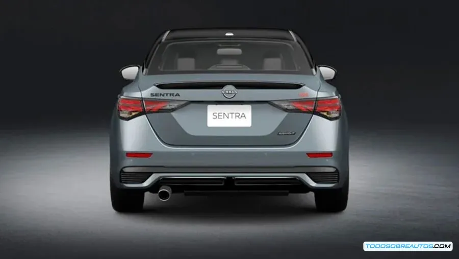 Interior del Nissan Sentra Midnight Edition 2025, mostrando el tablero y algunos detalles tecnológicos.