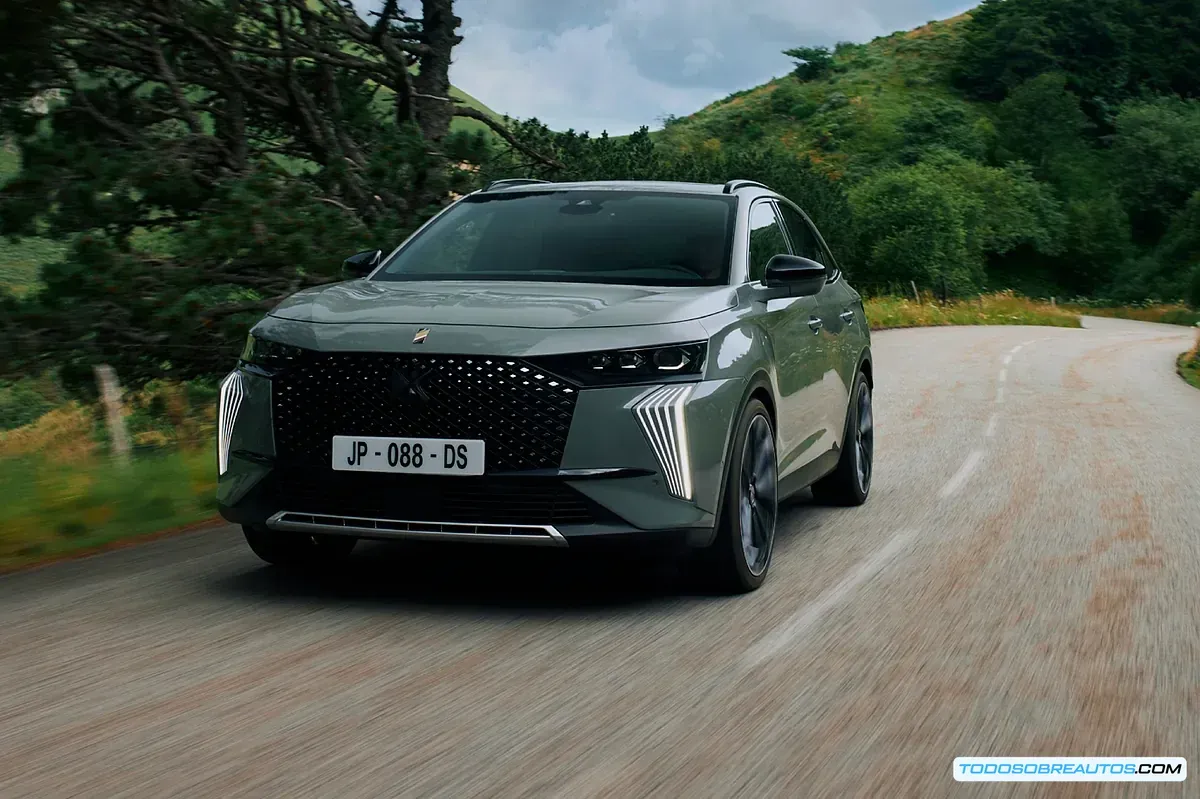 El DS 7 Plug-in Hybrid AWD manejando un terreno accidentado en el Pirineo.