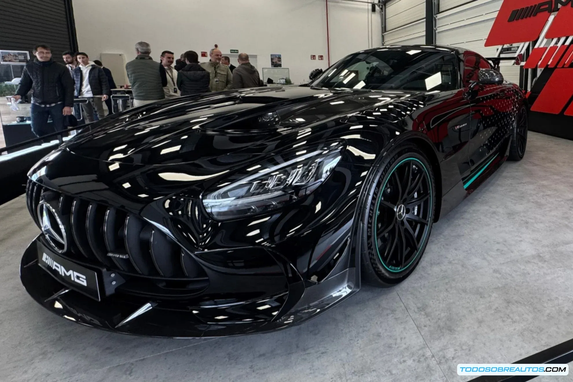 Detalles del Mercedes-AMG GT Black Series P One Edition, mostrando el alerón trasero y el splitter delantero.