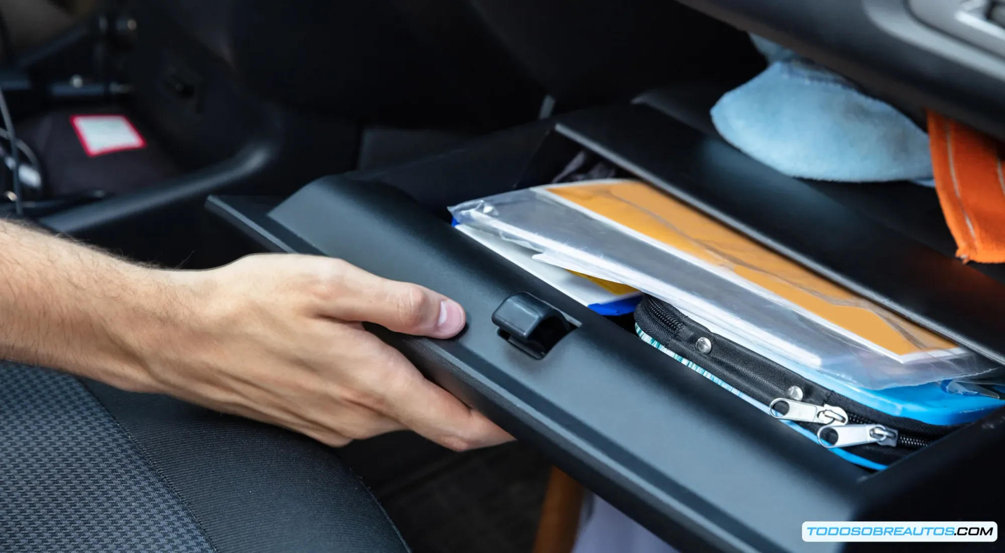 Imagen de una guantera de coche con documentación, sugiriendo los papeles necesarios para la venta.