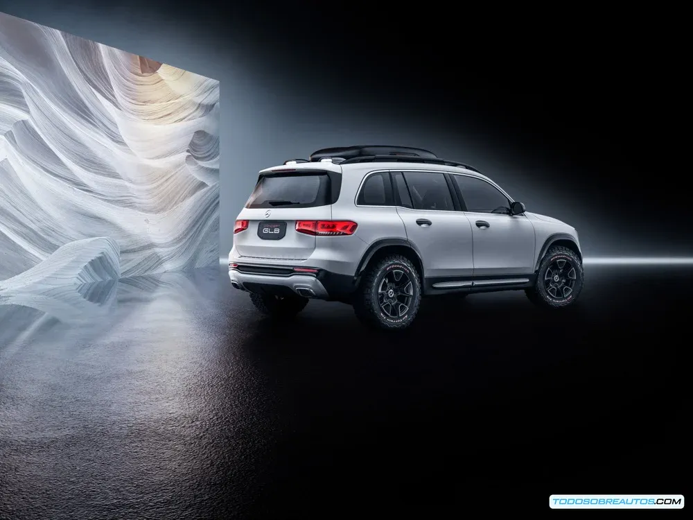 Mercedes-Benz GLB estacionado