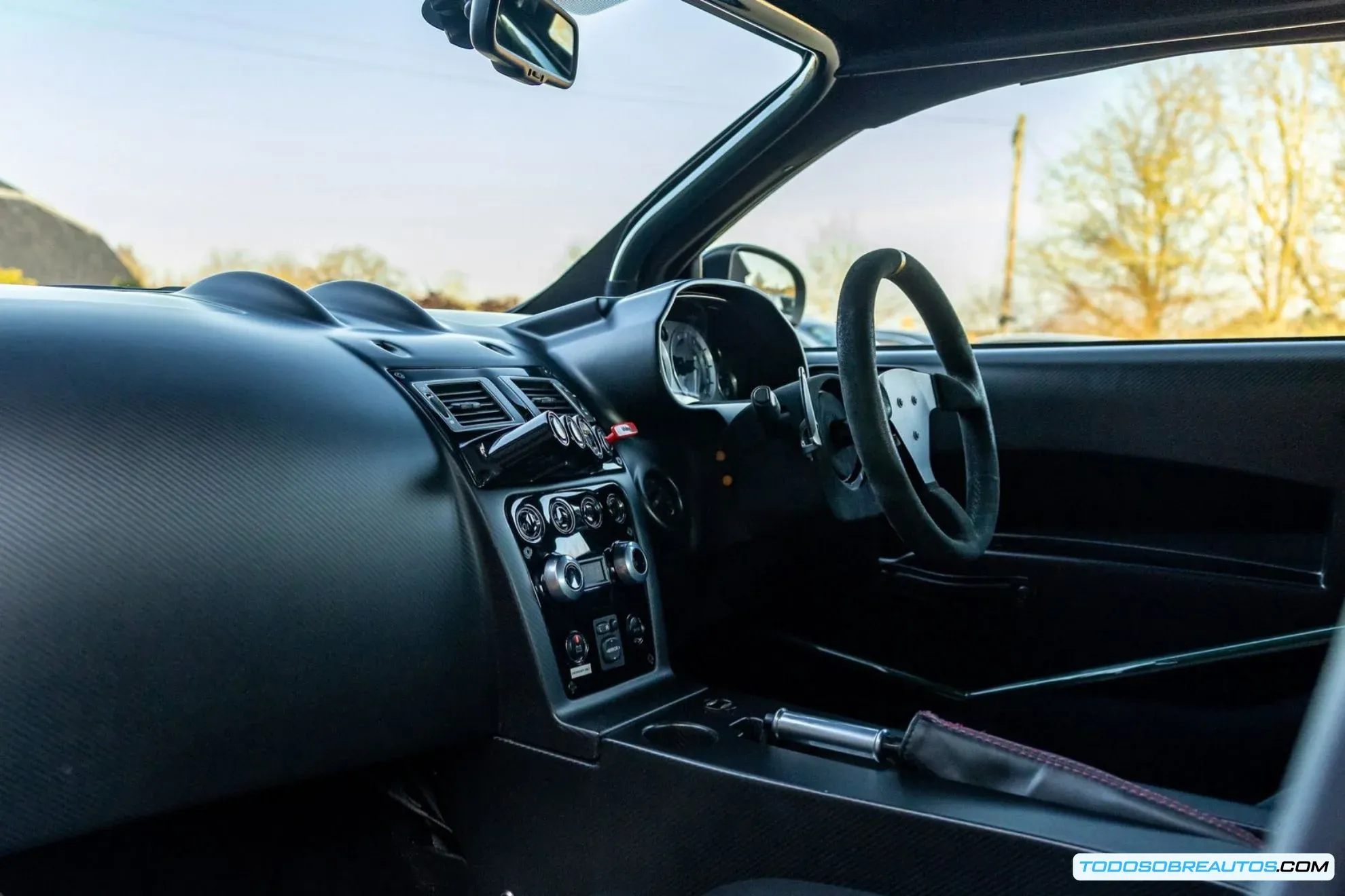 Imagen que muestra el proceso de modificación del Aston Martin Cygnet, resaltando las modificaciones en la carrocería y el chasis.