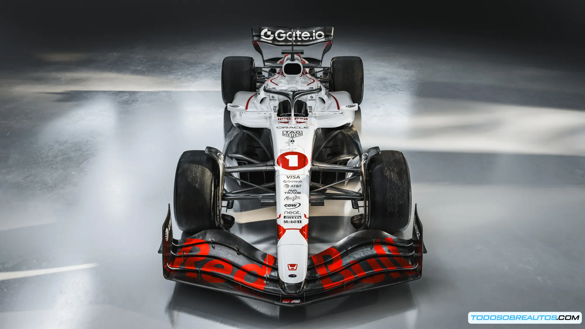 Detalles del diseño retro del RB21, mostrando la bandera japonesa y el logo de Honda.