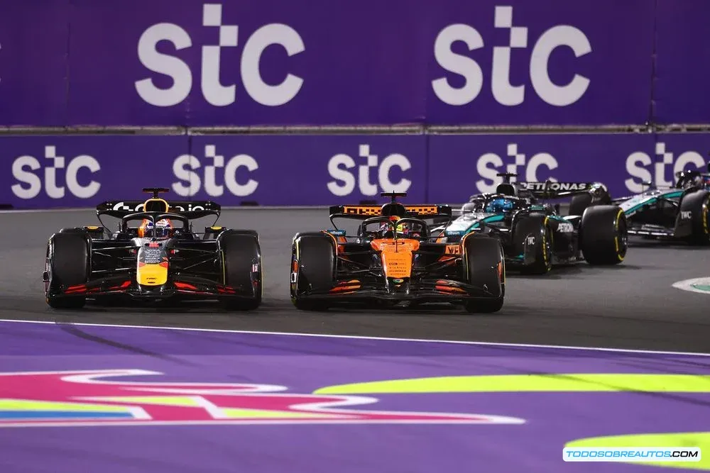 Imagen del incidente entre Verstappen y Piastri en la salida del Gran Premio de Arabia Saudí 2025.