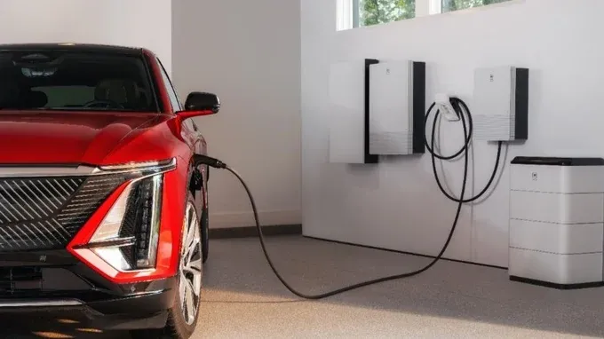 Diagrama del sistema V2H de GM que muestra cómo un vehículo eléctrico alimenta un hogar.