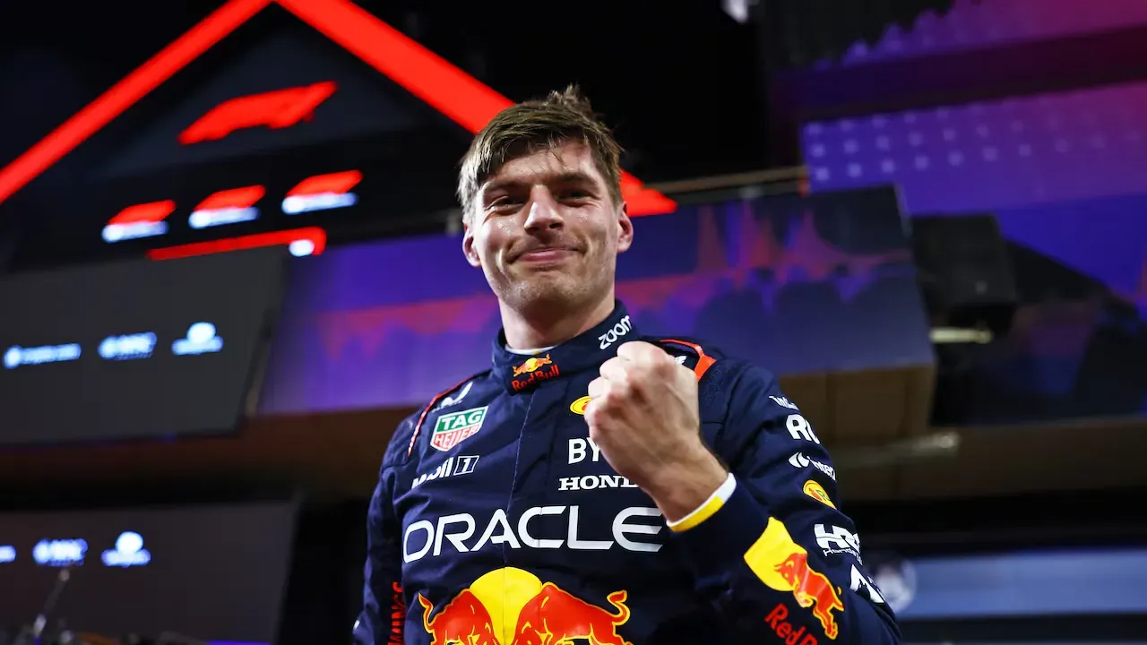 Max Verstappen en boxes antes de la clasificación