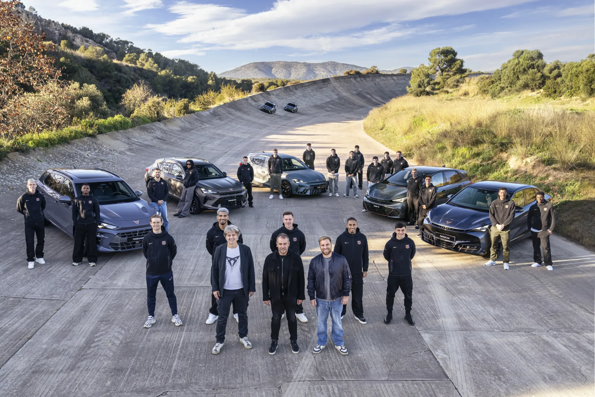 Jugadores del FC Barcelona con sus Cupra personalizados