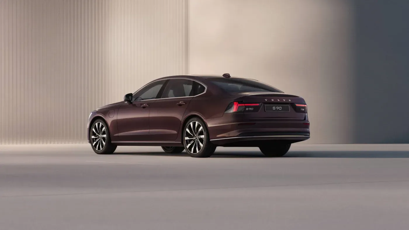 Volvo S90 2025 vista lateral en color rojo Mulburry