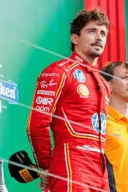 Charles Leclerc en el paddock de F1