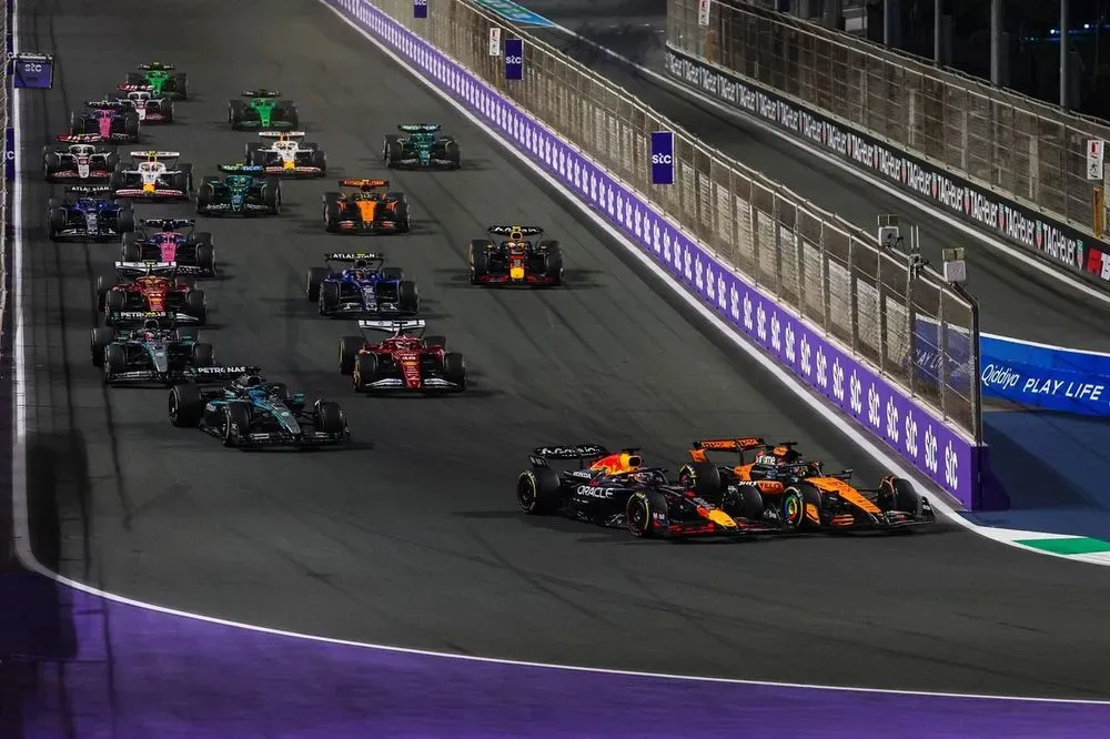 Max Verstappen analizando datos tras la carrera en Arabia Saudí