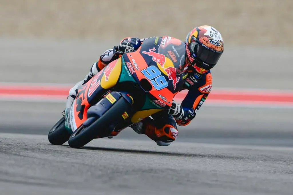 José Antonio Rueda liderando la carrera Moto3 en Austin 2025