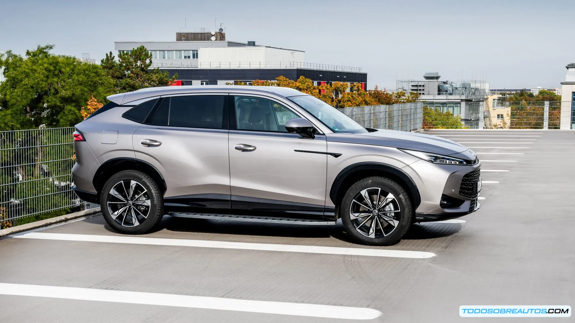 Imagen comparativa del Ebro S400 y el MG ZS