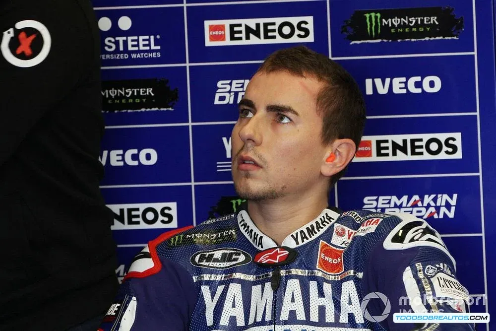 Imagen que ilustra el inicio de la carrera de Albert Valera, posiblemente con Jorge Lorenzo o en un contexto relacionado con su formación.