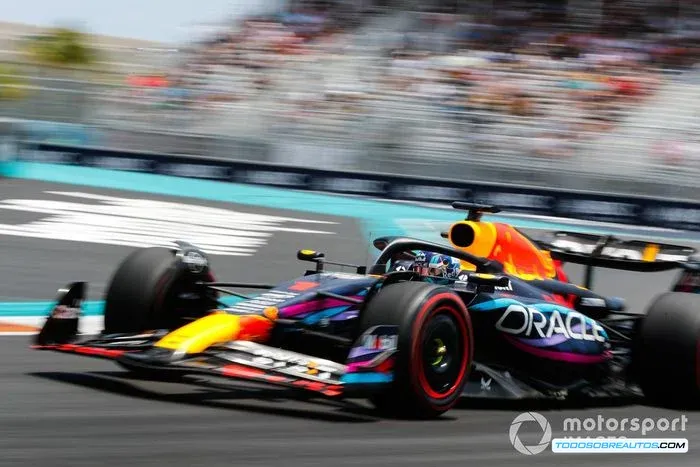 Podium del Gran Premio de Miami mostrando a los ganadores de diferentes años.