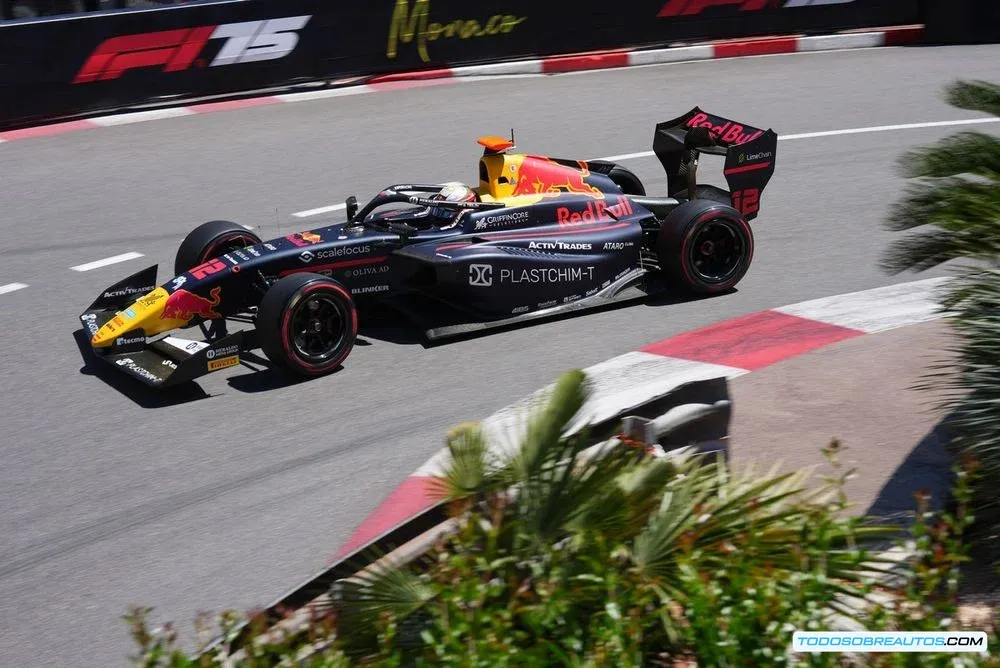 Nikola Tsolov, piloto de Fórmula 3, concentrado en su coche durante la clasificación en Mónaco.