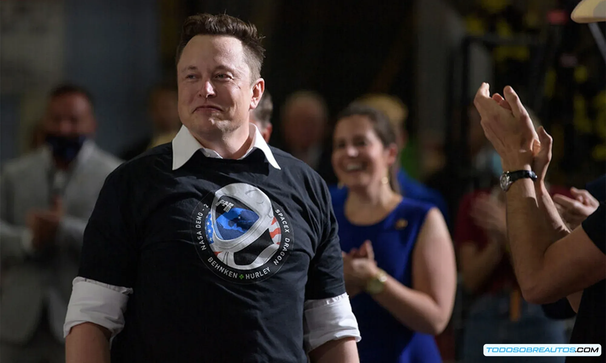 Imagen de Elon Musk, conocido por su estilo de vida ostentoso y su liderazgo en empresas tecnológicas. Se usa para ilustrar el contraste entre gastos personales y decisiones de inversión empresarial.