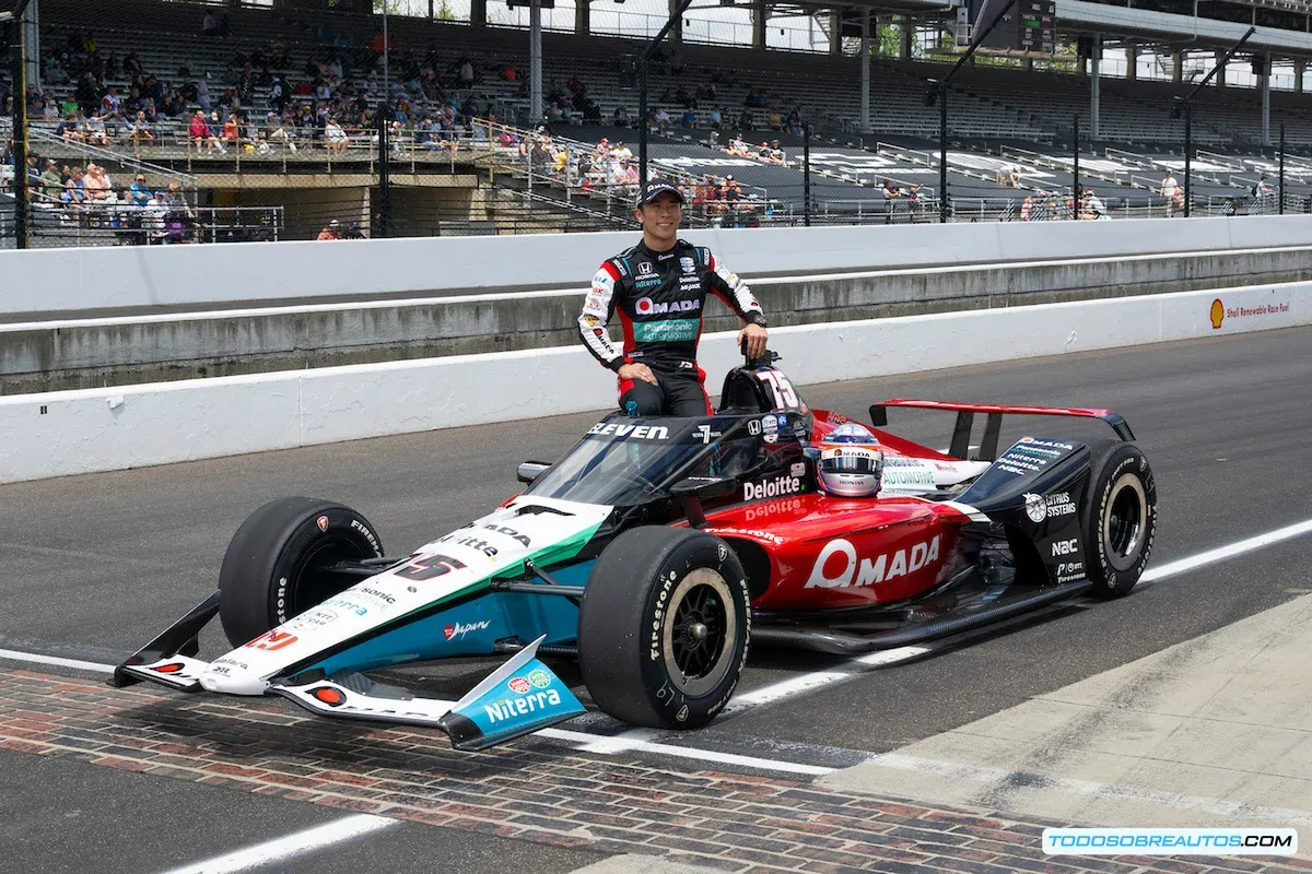 Takuma Sato en el Indy 500 2025, en la primera fila.