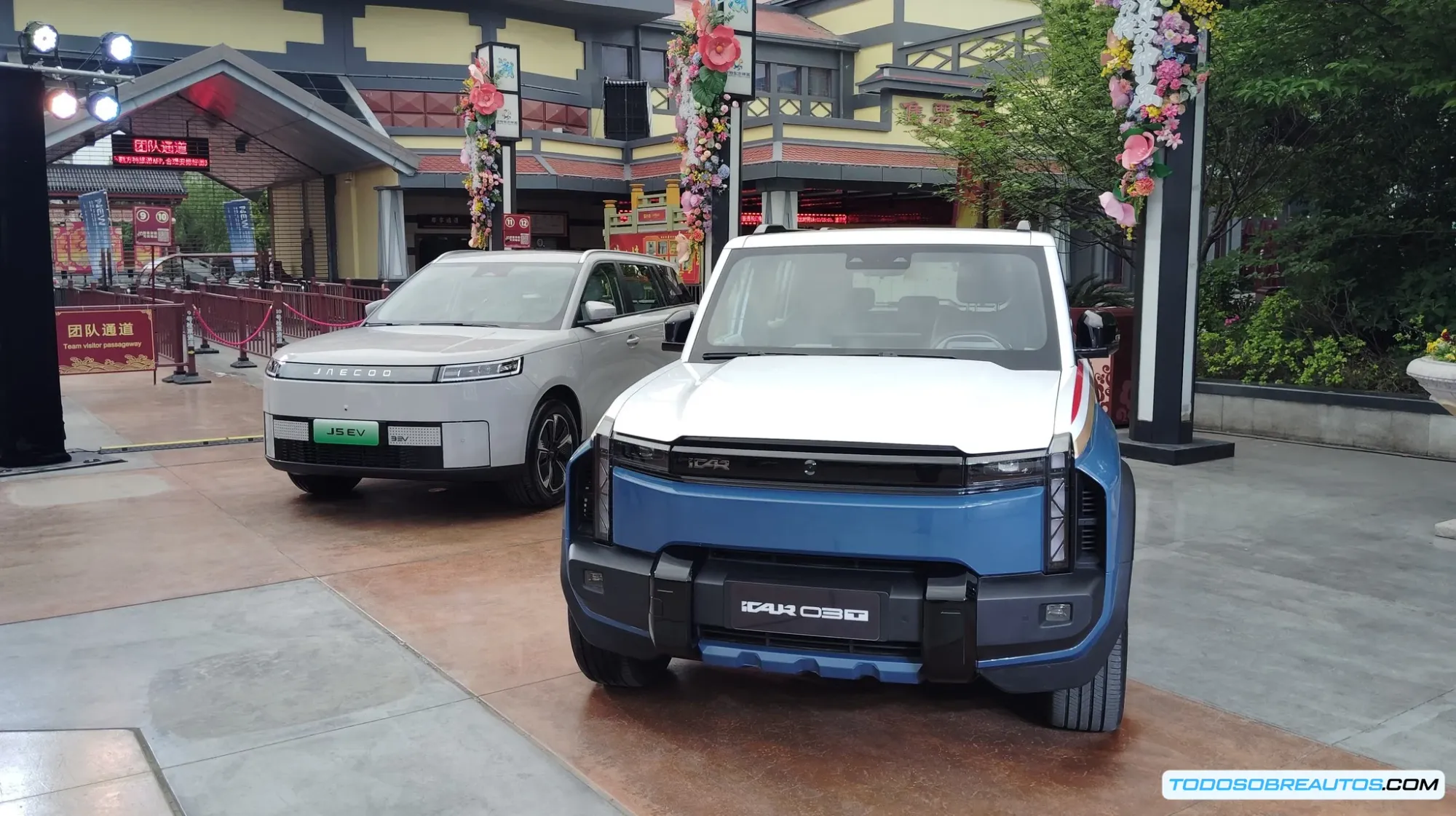 Varios modelos de la gama Chery estacionados