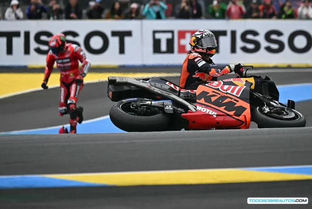 Imagen de una moto de carreras en una pista mojada, mostrando las condiciones climáticas adversas en Le Mans.