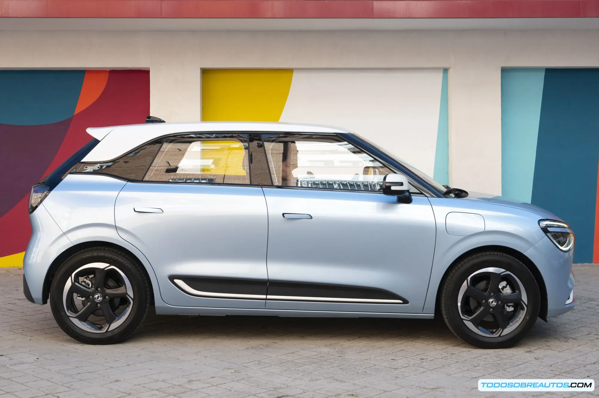 Interior del Dongfeng Box mostrando el tablero de instrumentos y la pantalla central táctil