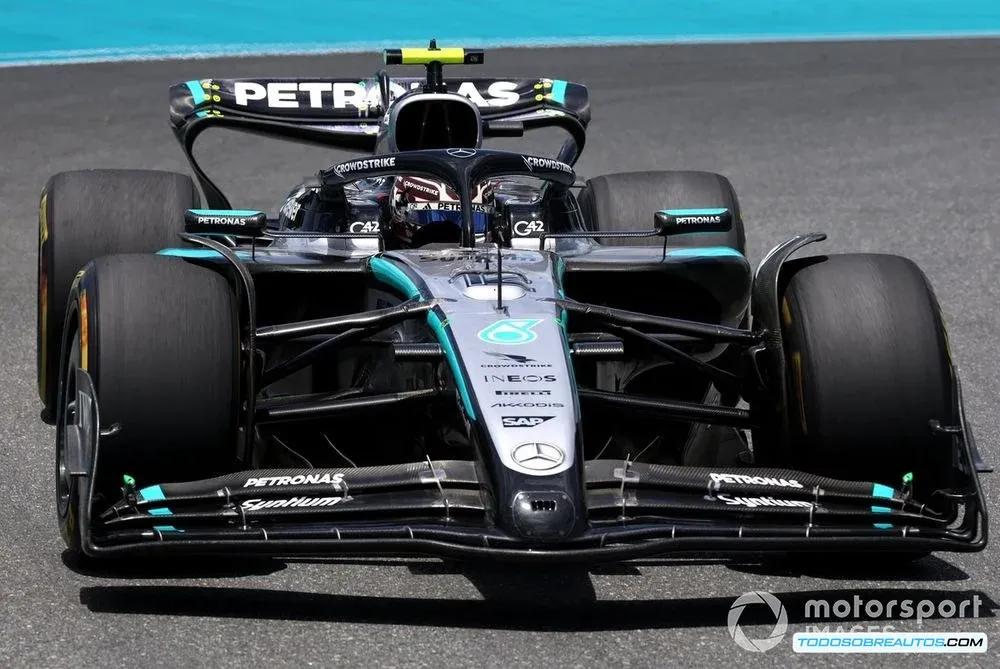 Andrea Kimi Antonelli celebrando en el parque cerrado tras la clasificación